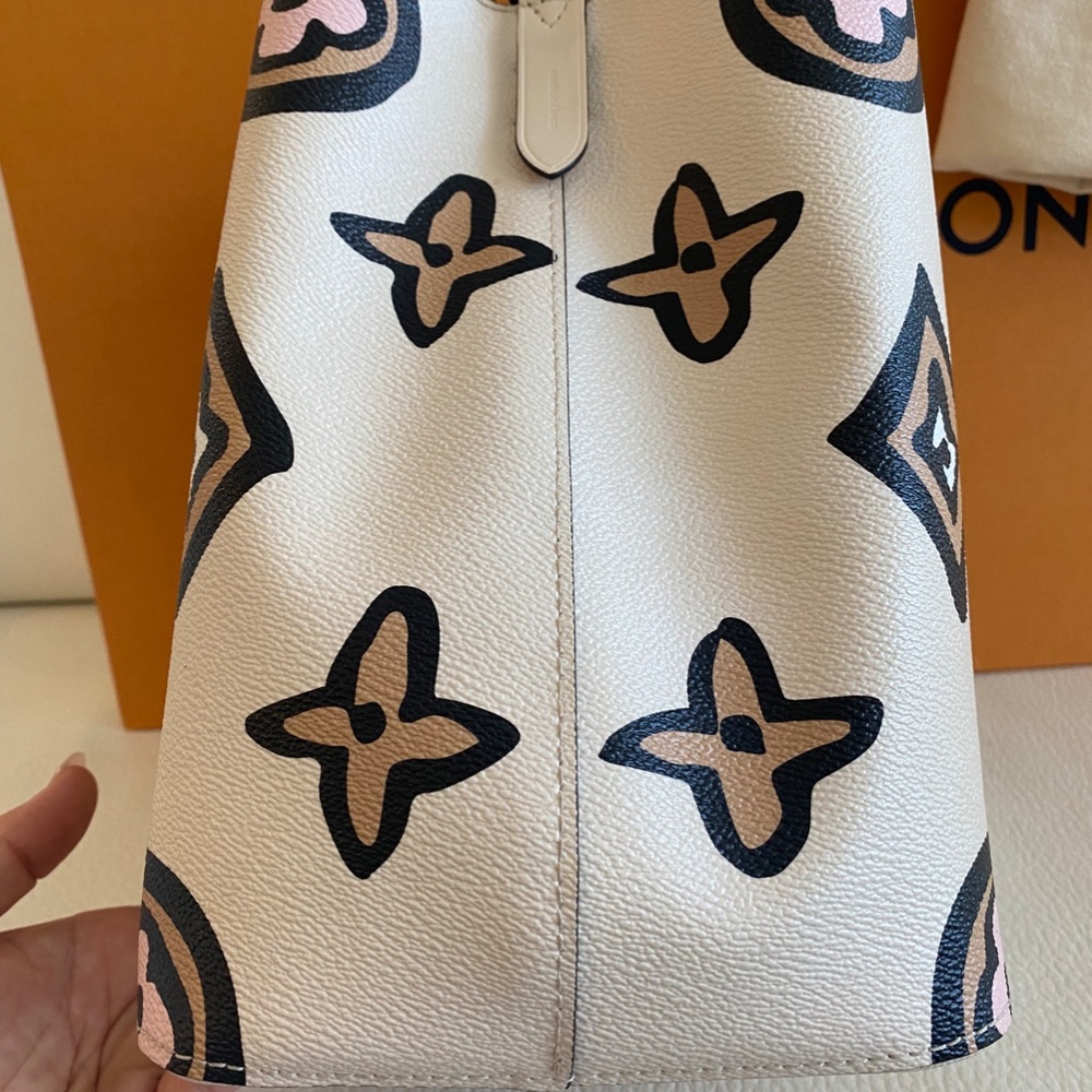 Louis Vuitton NeoNoe Wild at Heart - Picture 4 of 15